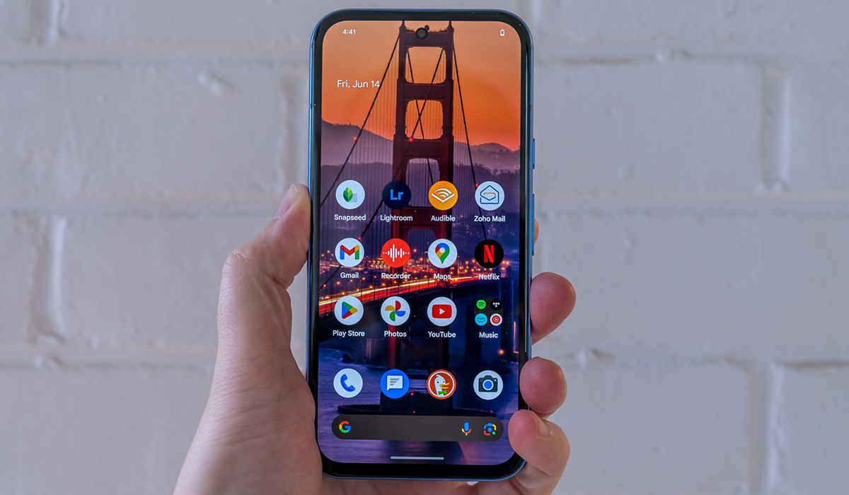 Google Pixel 8a en main montrant l'écran d'accueil.