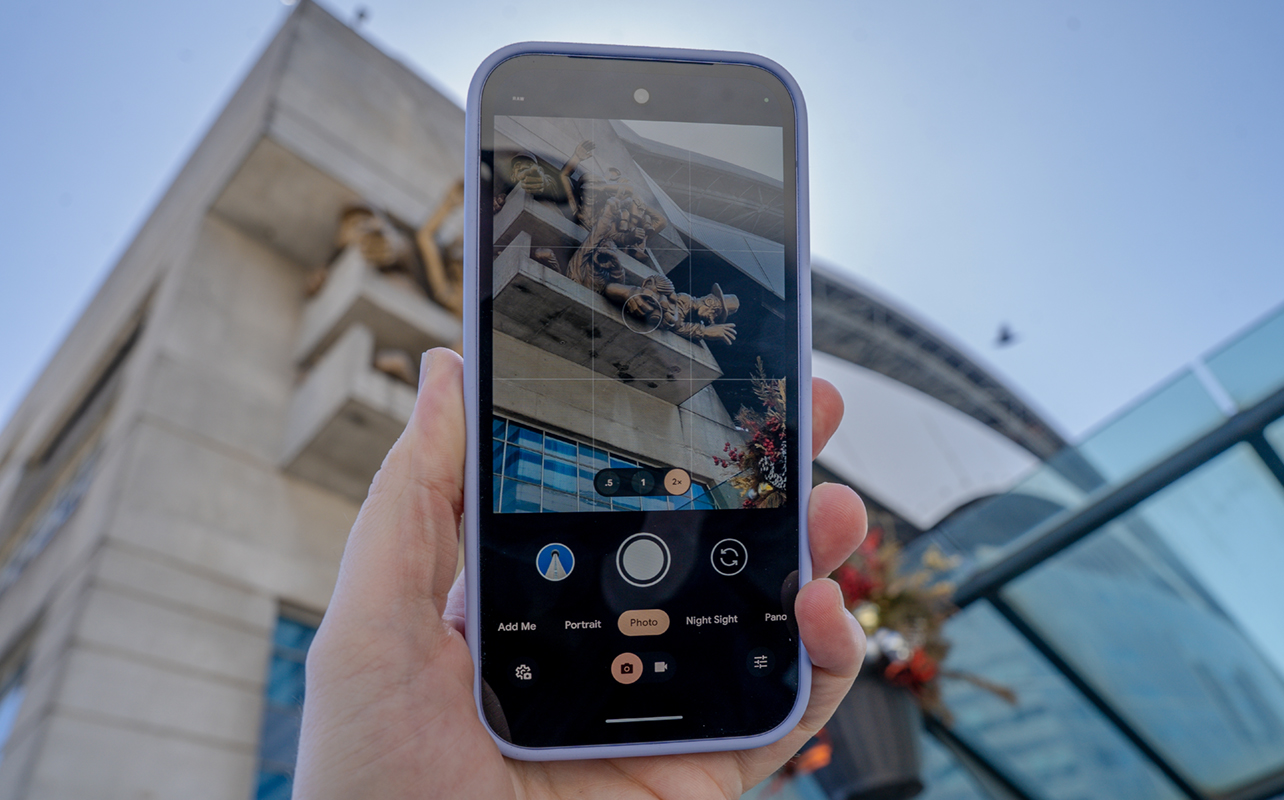 Pixel 9a de Google pendant une prise de vue.